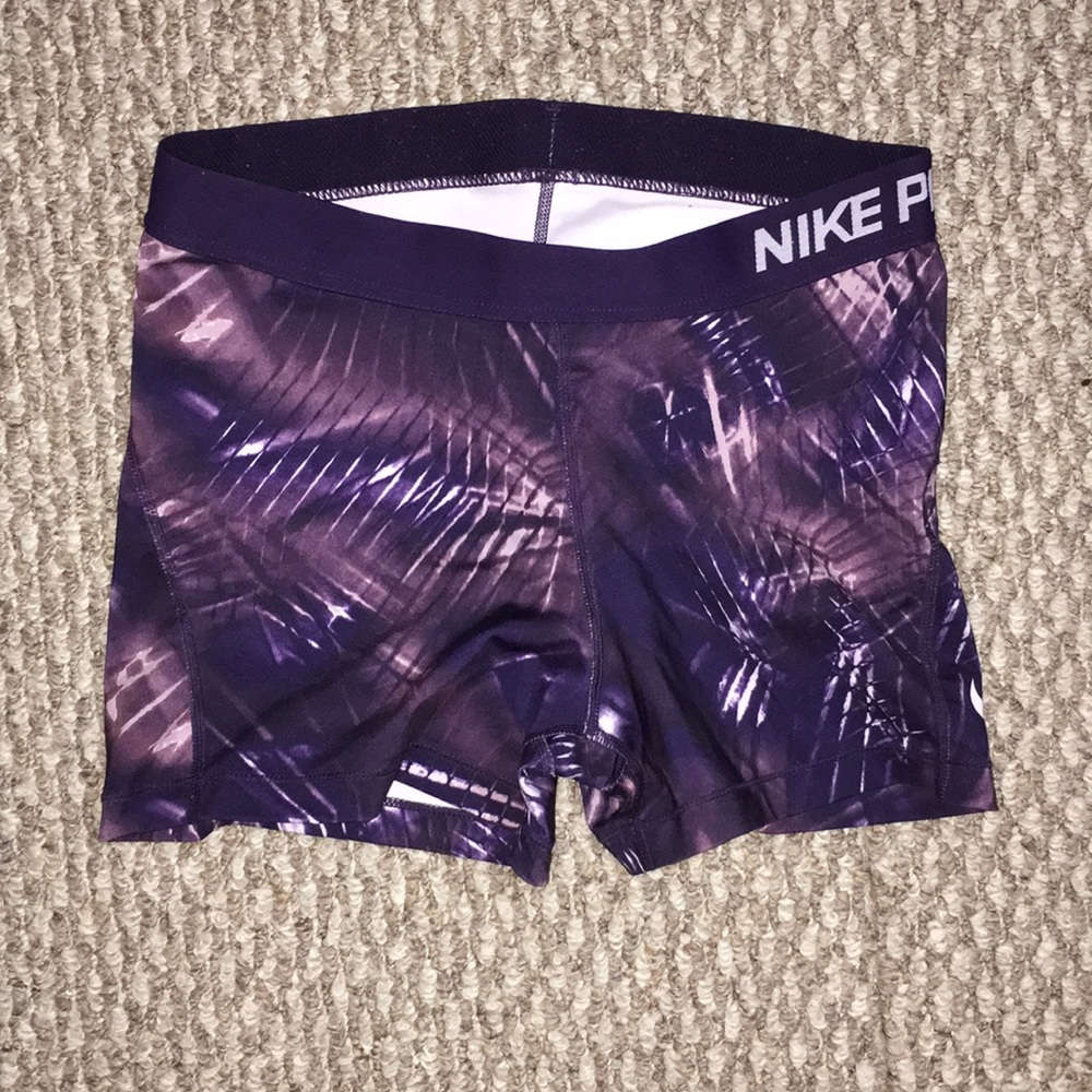 NIKE women’s purple patterned 3.5 inch Nike Pros